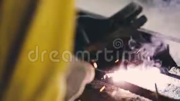 火花从焊接机上飞来视频的预览图