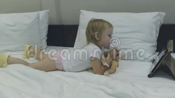 可爱女婴用平板电脑看动画片视频的预览图