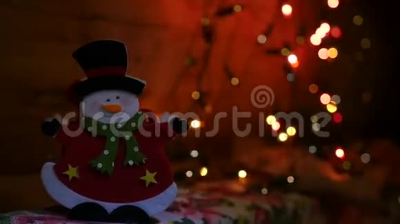 在彩灯花环的背景下一个快乐的雪人慢动作1920x1080全高清视频的预览图