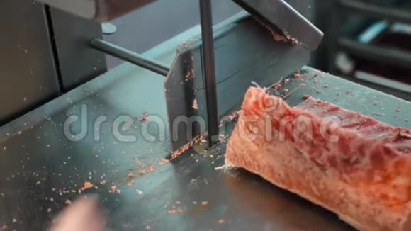 鲜冻的肉是在用酱汁和腌料烤制牛排时切成的视频的预览图