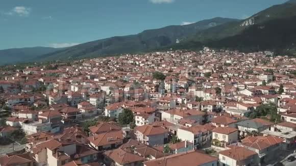 空中射击飞越希腊的红房子视频的预览图