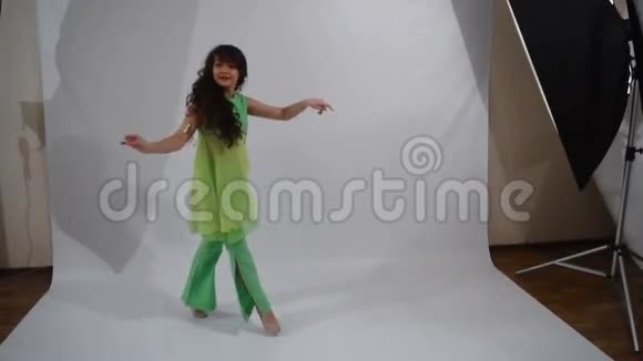 女孩跳民间舞蹈视频的预览图
