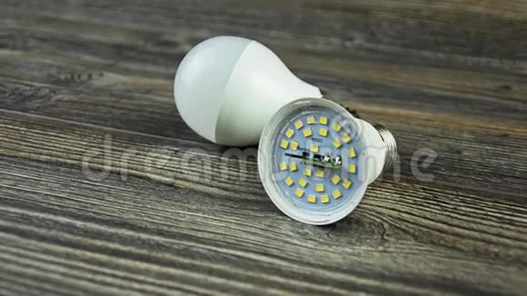节能灯led灯泡带着灯泡拆卸LED灯泡视频的预览图