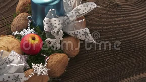 圣诞节背景与装饰在木板上圣诞装饰视频的预览图