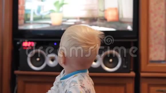 电视和音乐扬声器背景下的婴儿视频的预览图