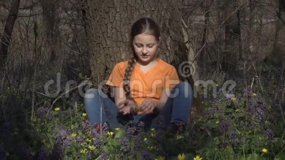 春天森林里快乐的小女孩视频的预览图