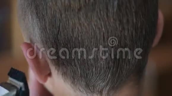 男生理发短发视频的预览图