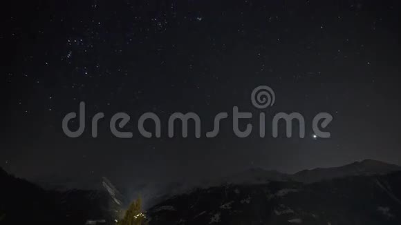 瑞士阿尔卑斯山星夜时光流逝视频的预览图