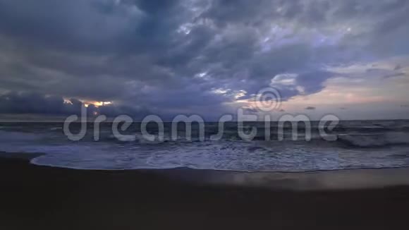 云在暮色中越过海面上的蓝天时光流逝视频的预览图