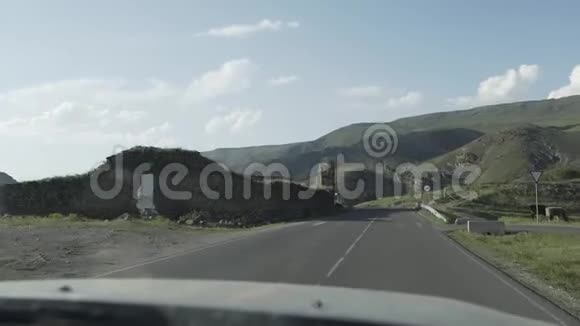 格鲁吉亚高加索夏季在山区公路上行驶视频的预览图
