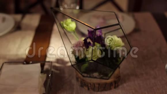 餐厅婚礼装饰中的花艺视频的预览图