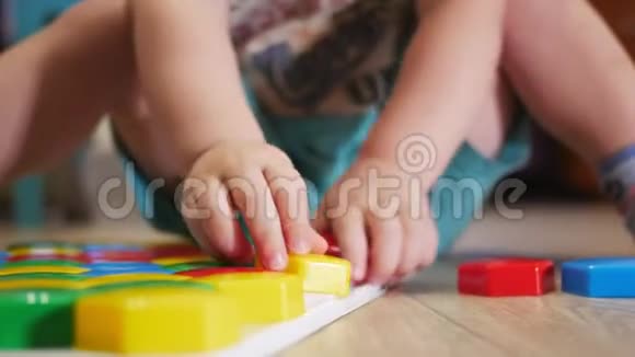一个可爱的孩子从多种颜色的大细节中收集一张照片玩拼图游戏视频的预览图