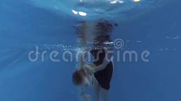 那孩子在水池里的水里潜水视频的预览图