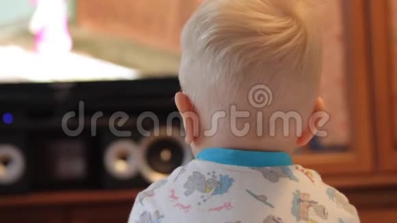 电视和音乐扬声器背景下的婴儿视频的预览图