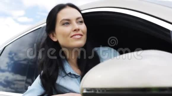 幸福的女人和男人一起坐在车里挥手视频的预览图