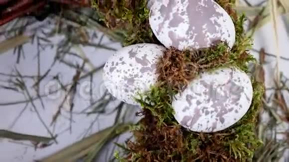 特写从上面看旋转复活节构图柳枝花环用苔藓和鹌鹑蛋装饰视频的预览图