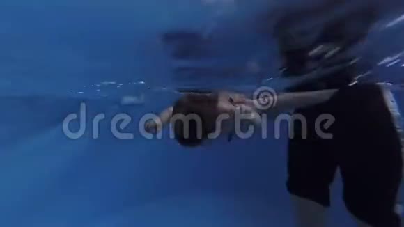 这孩子在水池里的水里潜水视频的预览图