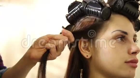 海尔多理发师的手在沙龙工作客户的头发视频的预览图