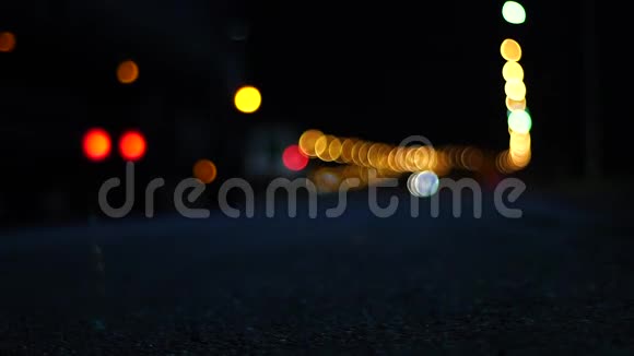 消焦夜间交通灯的背景视频的预览图