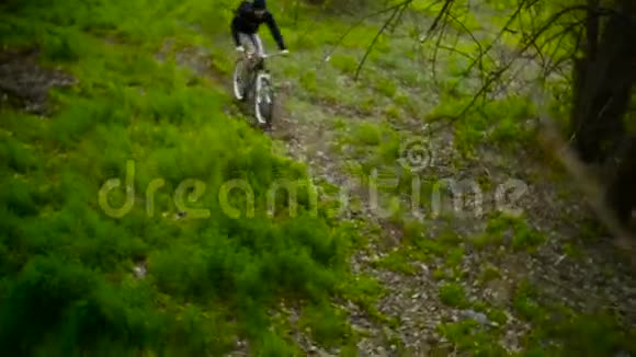 山地自行车越野视频的预览图