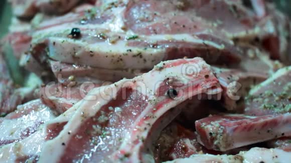 新鲜的生牛肉和胡椒在腌料准备烧烤视频的预览图