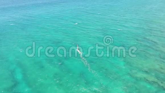 奇妙的4k空中无人驾驶飞机海面上风学者在平静的碧蓝太平洋海水中缓缓滑行视频的预览图