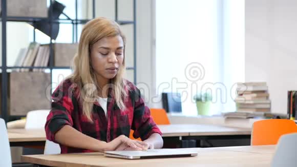 黑人妇女开放打字和关闭笔记本电脑正面观看视频的预览图