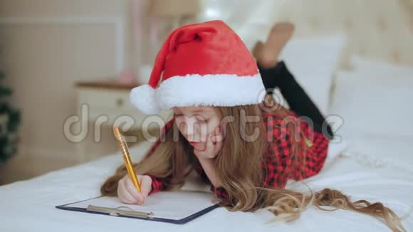 戴圣诞帽的女孩给圣诞老人写信视频的预览图