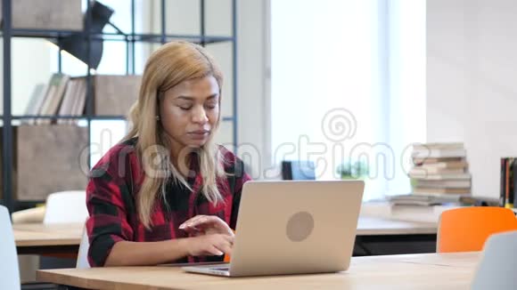 成功的刺激在笔记本电脑上工作的黑人女孩视频的预览图