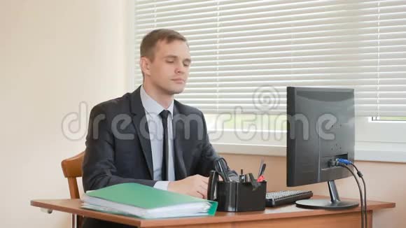 办公室经理坐在桌边厌倦了工作手在发抖视频的预览图