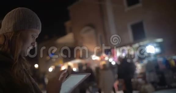 女人在街头的接触视频的预览图
