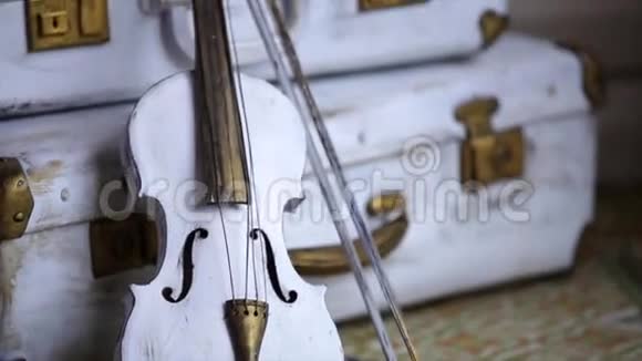 带小提琴的旧生锈的手提箱视频的预览图