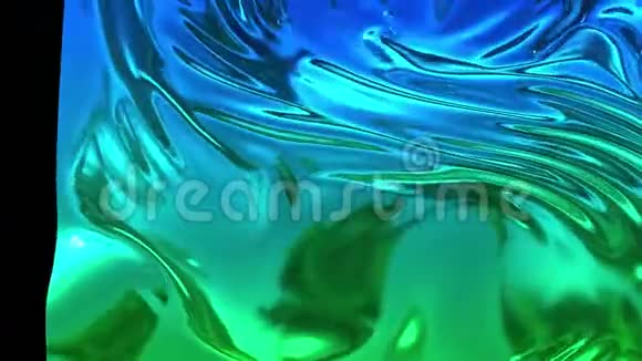 蓝绿色渐变的金属箔飞离屏幕4k织物过渡或脱网金属箔使用luma视频的预览图