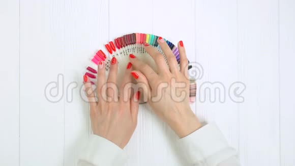 手和指甲颜色样品俯视图视频的预览图