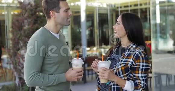年轻夫妇喝外卖饮料视频的预览图