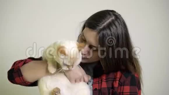 当女人关心她腿上的猫时猫就会攻击她视频的预览图