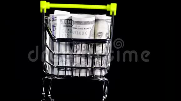 购物车上的美元钞票视频的预览图