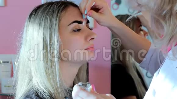 美容师在绘画时纠正眉毛的轮廓视频的预览图