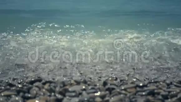 绿松石波奔岸满是卵石高清1920x1080慢动作视频的预览图