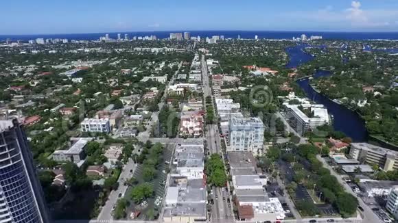 令人难以置信的4k空中无人机拍摄的佛罗里达大城市现代建筑市中心深蓝色海洋天际线视频的预览图