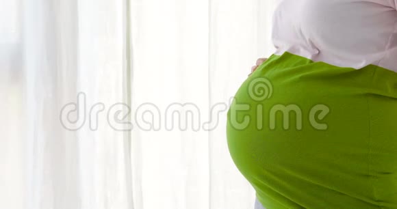 腹部有双手的孕妇视频的预览图