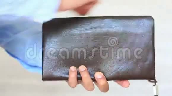 男人手拿钱包视频的预览图
