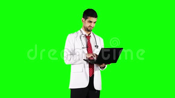 白人医生用笔记本电脑视频的预览图