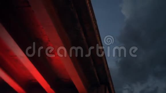 桥后的夜空视频的预览图