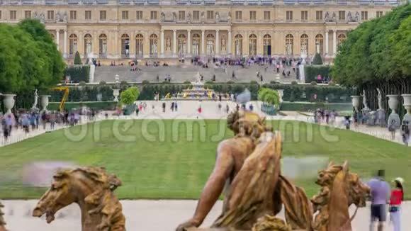 著名的凡尔赛宫与美丽的花园时光流逝视频的预览图
