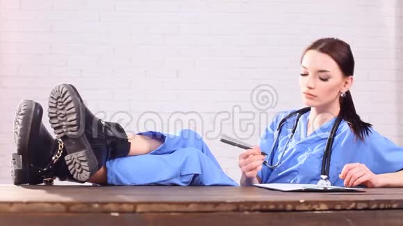 医生坐在桌子旁写字视频的预览图