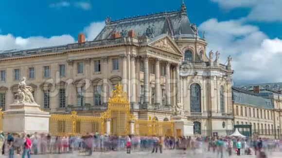 与凡尔赛宫的游客一起前往主入口法国凡尔赛宫视频的预览图