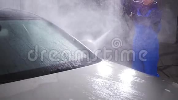 在室内高压水下洗车视频的预览图