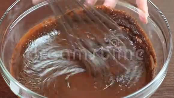 女人混合配料用搅拌器在家庭厨房烹饪巧克力蛋糕面包店视频的预览图