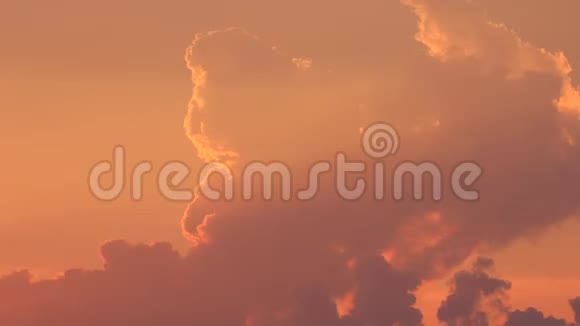 法国奥德的比利牛斯日落时间与橙色移动的云视频的预览图